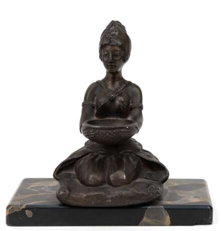 Figur "Auf Kissen kniende Frauen mit Turban und Schale", Metallguß bronziert, H. 14 cm, auf Marmorplinthe, Ges.-H. 15,5 cm - photo 1