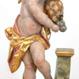 Putto-Figur "Der Honigschlecker", nach Joseph Anton Feuchtmayer, 2. Hälfte 20. Jh., Lindenholz, geschnitzt, farbig gefasst und teilvergoldet, min. Farbabrieb, H. 82 cm - photo 1