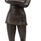 Moser, Kurt (1926 Regensburg-1982 München) "Mädchen mit verschränkten Armen", Bronze, braun patiniert, auf Sockel monogrammiert "MK", Gießerstempel: Strehle, H. 57 cm (Moser absolvierte in München se… - photo 1