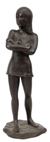 Moser, Kurt (1926 Regensburg-1982 München) "Mädchen mit verschränkten Armen", Bronze, braun patiniert, auf Sockel monogrammiert "MK", Gießerstempel: Strehle, H. 57 cm (Moser absolvierte in München se… - photo 1