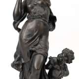 Figur "Weibliche Schönheit mit Kind", Metallguß um 1900, bronziert, H. 50 cm, auf Marmorplinthe, Ges.-H. 52,5 cm - photo 1