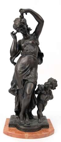 Figur "Weibliche Schönheit mit Kind", Metallguß um 1900, bronziert, H. 50 cm, auf Marmorplinthe, Ges.-H. 52,5 cm - photo 1