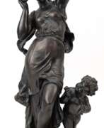 Overview. Figur &quot;Weibliche Schönheit mit Kind&quot;, Metallguß um 1900, bronziert, H. 50 cm, auf Marmorplinthe, Ges.-H. 52,5 cm