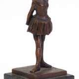 Bronze-Figur "Die 14-jährige Tänzerin", postumer Guß nach Edgar Degas (1834-1917), braun patiniert, H. 14,5 cm, auf Marmorsockel (best.), Ges.-H. 17,5 cm - photo 1