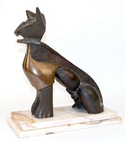 Fulvio, Pinna (geb..1948 Sardinien) "Ägyptische Katze", Bronze, braun patiniert z.T. poliert, signiert, 34x29x11 cm, auf hellem gestuften Marmorsockel, Ges.-H. 38 cm - photo 1