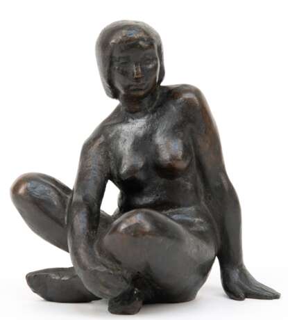 "Weiblicher sitzender Akt", Bronze, braun patiniert, unsign., H. 17 cm - photo 1