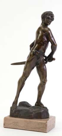 Bronze-Figur "Männlicher Akt beim Ziehen des Schwertes", braun patiniert, unsigniert, H. 37,5 cm, auf Steinplinthe, Ges.-H. 41,5 cm - Foto 1