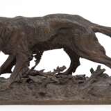 Mêne, Pierre-Jules (1810 Paris- 1879 Paris) "Jagdhund auf naturalistischem Sockel", Bronze braun patiniert, signiert, H. 15 cm, L. 32 cm - photo 1