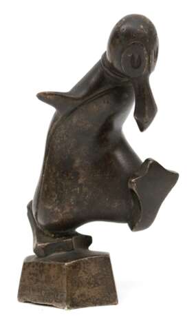 Bronze-Figur "Pinguin Alfred", Nachguß, braun patiniert, bez. "Jacques Cartier", Namensplakette fehlt, auf sechseckigem Sockel, Ges.-H. 12,5 cm - photo 1