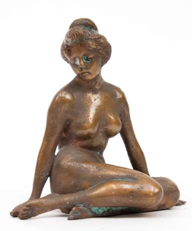 Bronze-Figur "Sitzender weiblicher Akt", signiert "Brosowsky", Guß rückseitig mit Lufteinschlüssen und Fehlstellen, H. 13 cm - Foto 1