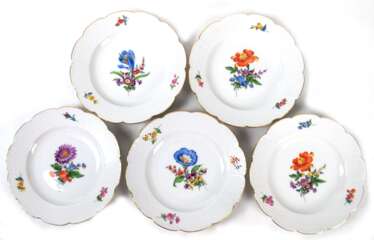 5 Meissen-Teller, Bunte Blume 3 mit Goldrand, Altozier, Schwertermarke mit 2 Schleifstrichen, Dm. 15,5 cm