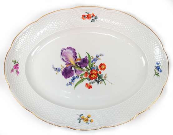 Meissen-Platte, oval, Bunte Blume 3 mit Goldrand, Altozier, Schwertermarke mit 2 Schleifstrichen, L. 36 cm - Foto 1