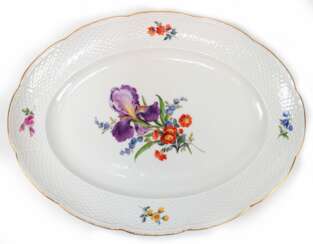 Meissen-Platte, oval, Bunte Blume 3 mit Goldrand, Altozier, Schwertermarke mit 2 Schleifstrichen, L. 36 cm