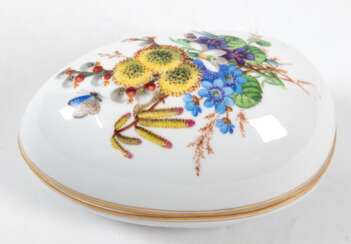 Meissen-Eidose, 1850-1924, Naturalistische Malerei mit Frühlingsblumen und Insekten, Goldränder (min. berieben), Schwertermarke mit 4 Schleifstrichen, L. 14,5 cm