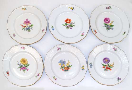 6 Meissen-Speiseteller, Bunte Blume 3 mit Goldrand, Altozier, Schwertermarke mit 2 Schleifstrichen, Dm. 26,5 cm - Foto 1