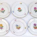 6 Meissen-Speiseteller, Bunte Blume 3 mit Goldrand, Altozier, Schwertermarke mit 2 Schleifstrichen, Dm. 26,5 cm - Foto 1