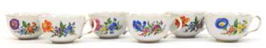 6 Meissen-Mokkaobertassen, Bunte Blume 3 mit Goldrand, Altozier, Schwertermarke mit 2 Schleifstrichen, 7x18,5x18,5 cm