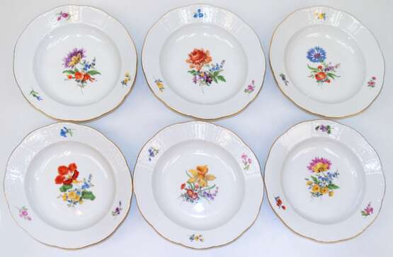 6 Meissen-Suppenteller, Bunte Blume 3 mit Goldrand, Altozier, Schwertermarke mit 2 Schleifstrichen, Dm. 23,5 cm - photo 1