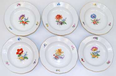 6 Meissen-Suppenteller, Bunte Blume 3 mit Goldrand, Altozier, Schwertermarke mit 2 Schleifstrichen, Dm. 23,5 cm