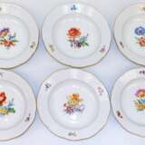 6 Meissen-Suppenteller, Bunte Blume 3 mit Goldrand, Altozier, Schwertermarke mit 2 Schleifstrichen, Dm. 23,5 cm - photo 1