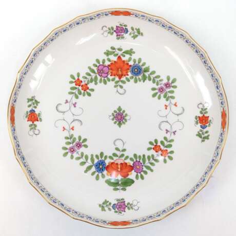 Meissen-Kuchenteller, Indische Blumenmalerei, polychrom mit Kupferfarben und Goldrand, Neuer Ausschnitt, 1. Wahl, Dm. cm - photo 1