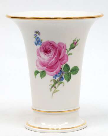 Meissen-Vase, Trompetenform, Rote Rose mit Vergißmeinnicht und Goldrändern, 1. Wahl, H. 17 cm - photo 1