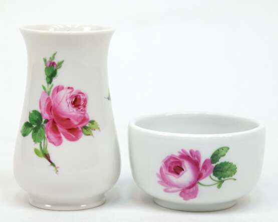 Meissen-Schälchen und -Vase, Rote Rose, um 1900, 1. bzw. 2. Wahl, Schälchen-H. 4,8 cm, Dm. 7,8 cm, Vasen-H. 10,2 cm - photo 1