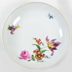 Meissen-Schale, Pfeifferzeit (1924-1934), Buntes Blumenbukett seitlich, mit gelbem Rand, Schwertermarke mit 3 Schleifstrichen, H. 5,8 cm, Dm. 27 cm