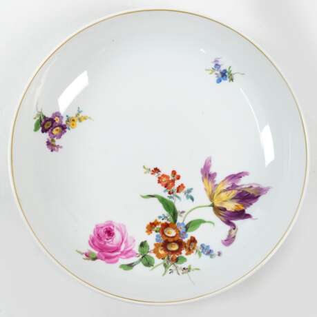 Meissen-Schale, Pfeifferzeit (1924-1934), Buntes Blumenbukett seitlich, mit gelbem Rand, Schwertermarke mit 3 Schleifstrichen, H. 5,8 cm, Dm. 27 cm - photo 1