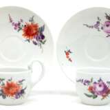 2 Meissen-Tassen mit Schwanenhenkel mit UT, um 1900, Bunte Blume 3, Schwertermarke mit 4 Schleifstrichen - photo 1