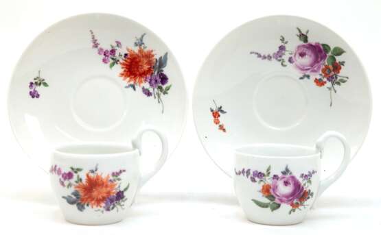 2 Meissen-Tassen mit Schwanenhenkel mit UT, um 1900, Bunte Blume 3, Schwertermarke mit 4 Schleifstrichen - photo 1