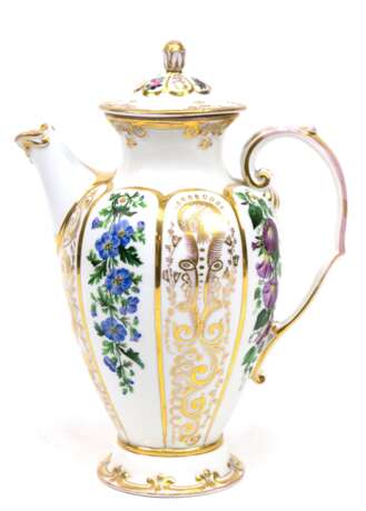 KPM-Kaffeekanne, Berlin 1844-1847, mit reichem Golddekor (z.T. berieben) und polychromer Blumenmalerei, kurze, hoch angesetzte Tülle, Deckel mit Pinienzapfen als Bekrönung, Deckel am Rand repariert, H. 27 cm - photo 1