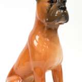 Große Goebel-Figur "Sitzender Boxer", farbig glasiert, H. 33,5 cm - photo 1