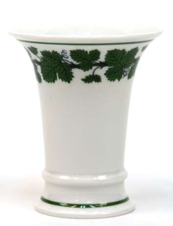 Meissen-Kratervase, Weinlaub, 1. Wahl, H. 9,5 cm - photo 1