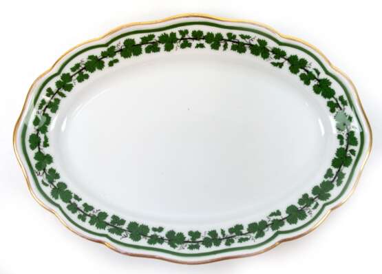 Meissen-Platte, oval, 19. Jh., Weinlaub mit Goldrand (etwas berieben), Neuer Ausschnitt, 1. Wahl, L. 22,5 cm - photo 1