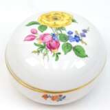 Meissen-Deckeldose, rund, Bunte Blume 3 mit Goldrand, 1. Wahl, Dm. 9 cm - Foto 1