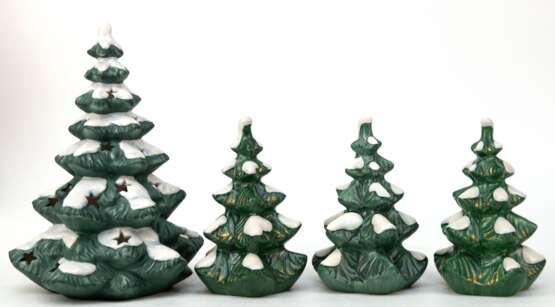 4 Goebel-Figuren "Tannenbaum", H. 3x 11 cm und 17 cm - photo 1