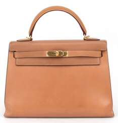 Hermès-Handtasche &quot;Kelly 32 Sellier&quot;, Epsom-Leder cognacfarben, mit vergoldeten Beschlägen, Hauptfach mit 3 kleinen Innenfächern, davon 1x mit Reißverschluß, Clochette mit Schlüssel und Schloss und separater T…