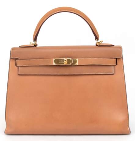 Hermès-Handtasche "Kelly 32 Sellier", Epsom-Leder cognacfarben, mit vergoldeten Beschlägen, Hauptfach mit 3 kleinen Innenfächern, davon 1x mit Reißverschluß, Clochette mit Schlüssel und Schloss und separater T… - photo 1