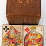 Kartenspiel in Holzbox, 103 Spielkarten und 2 Zusatzkarten, Frankreich Mitte 19. Jh. handkoloriert, Gebrauchspuren, je 8,3x5,3, Holzbox mit 2 Fächern, Deckel mit Reiterdarstellung, 10x7,5x6,5 cm - Foto 1