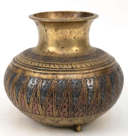 Orientalische Vase, Messing, stark gebauchter Korpus auf 3 Füßen ornamental reliefiert und ziseliert, H. 17 cm - photo 1