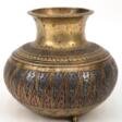 Orientalische Vase, Messing, stark gebauchter Korpus auf 3 Füßen ornamental reliefiert und ziseliert, H. 17 cm - Prix ​​des enchères