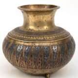 Orientalische Vase, Messing, stark gebauchter Korpus auf 3 Füßen ornamental reliefiert und ziseliert, H. 17 cm - photo 1