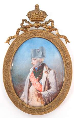 Miniatur "Porträt des Napoleon Bonaparte", 19. Jh., Öl/Bein, hinter gewölbtem Glas in ovalem, schleifenbekröntem Messingrahmen, 10,3x8 cm - Foto 1