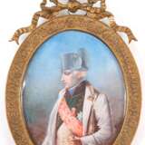 Miniatur "Porträt des Napoleon Bonaparte", 19. Jh., Öl/Bein, hinter gewölbtem Glas in ovalem, schleifenbekröntem Messingrahmen, 10,3x8 cm - Foto 1