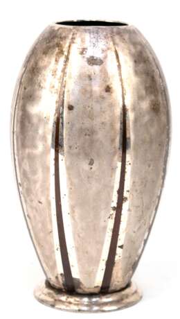 Art-Deco Vase, WMF, Ikora-Metall, gebauchter Korpus mit dunklem Streifendekor, H. 30,5 cm - photo 1