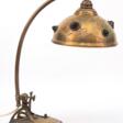 Jugendstil-Tischlampe, um 1900, 1-flammig, Messing mit farbigen Glassteinen besetzt, auf schwarzer Steinplinthe, neu elektrifiziert, H. 46 cm - Auction prices