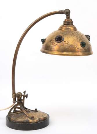 Jugendstil-Tischlampe, um 1900, 1-flammig, Messing mit farbigen Glassteinen besetzt, auf schwarzer Steinplinthe, neu elektrifiziert, H. 46 cm - photo 1