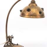 Jugendstil-Tischlampe, um 1900, 1-flammig, Messing mit farbigen Glassteinen besetzt, auf schwarzer Steinplinthe, neu elektrifiziert, H. 46 cm - photo 1