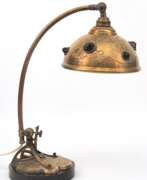 Aperçu. Jugendstil-Tischlampe, um 1900, 1-flammig, Messing mit farbigen Glassteinen besetzt, auf schwarzer Steinplinthe, neu elektrifiziert, H. 46 cm